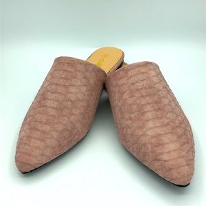 Abata l NWOT Blush Pink Trendy Snakeskin Mules